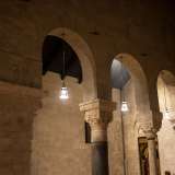 Tutto lo spazio, immerso in una calda luce soffusa, � dominato da arcate e capitelli di reimpiego magistralmente scolpiti: riportano indietro al dominio bizantino della citt�